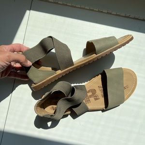 Brand new SOREL ELLA sandal / 9.5 / runs smaller